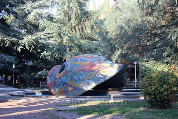 Бассейн Веселый кит в городском парке Алушты