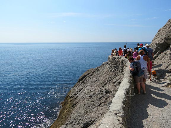 туристы на тропе Голицына в Крыму