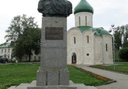 Спасо-Преображенский-собор-и-памятник-Александру-Ярославичу-Невскому