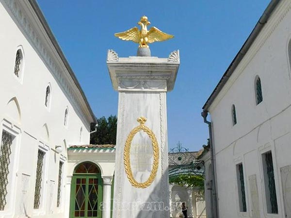 Караимские-кенасы-1--монумент-в-честь-Александра-I