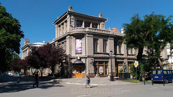 Крымский-академический-театр-имени-М.Горького