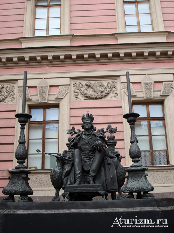 Памятник-Павлу-I-во-дворе-Михайловского-замка